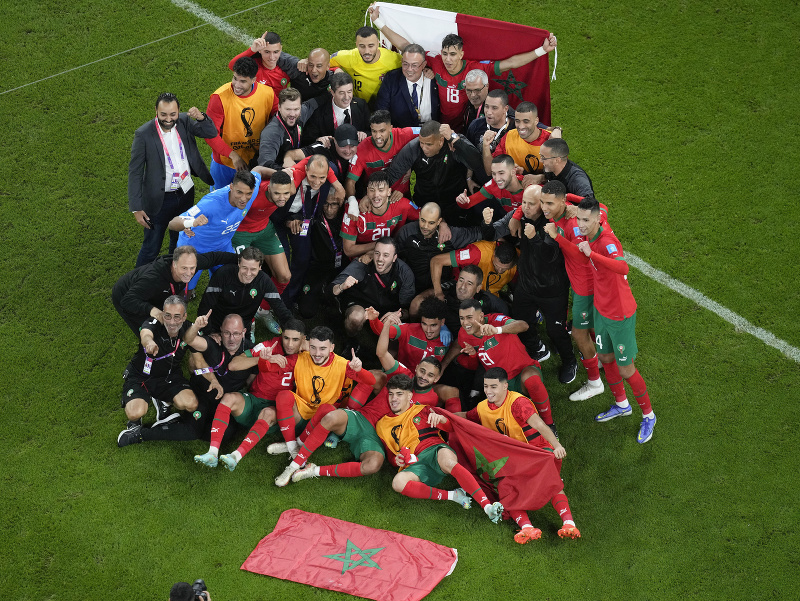 Marockí hráči oslavujú po výhre nad Portugalskom historický postup do semifinále MS