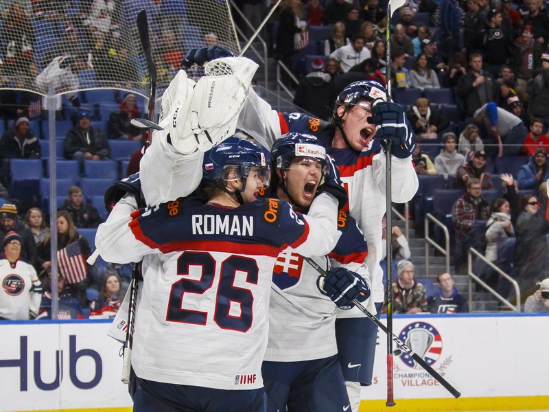 Miloš Roman, brankár Roman Durný, Martin Bodák a Samuel Buček sa tešia po senzačnom víťazstve nad USA