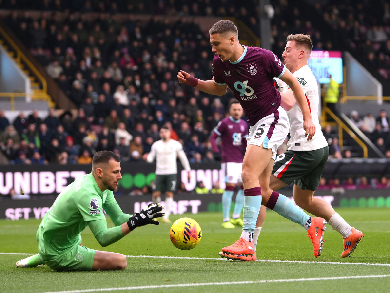 Na snímke hráč Burnley Maxime Esteve (uprostred), hráč Chelsea Liam Delap (vpravo) a slovenský brankár Martin Dúbravka 