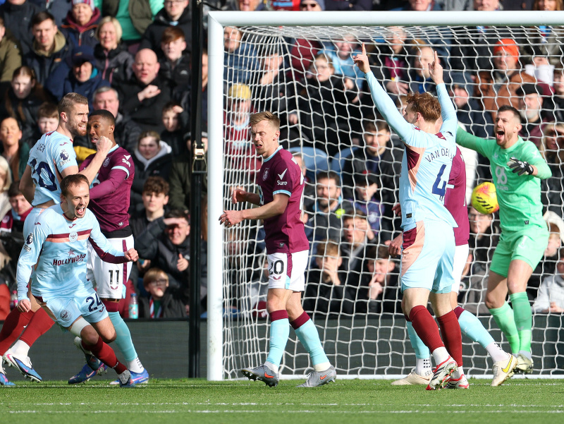 Hráč Brentfordu Mikkel Damsgaard (vľavo) oslavuje po tom, ako strelil úvodný gól cez slovenského brankára Burnley Martina Dúbravku (vpravo)