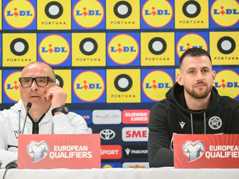 Na snímke zľava tréner futbalistov Slovenska Francesco Calzona a brankár Martin Dúbravka počas tlačovej konferencie pred štvrtkovým semifinálovým zápasom baráže MS 2026 Slovensko - Kosovo