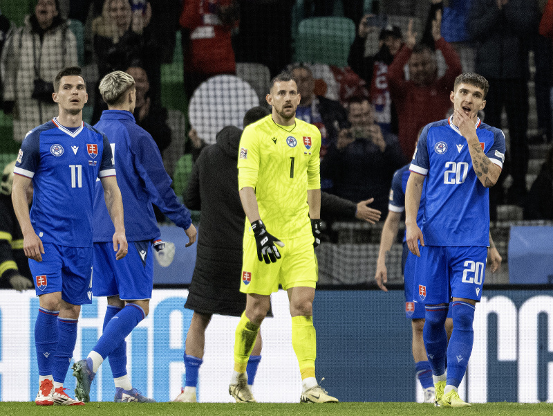 Na snímke sprava slovenskí futbalisti Samuel Mráz, Dávid Ďuriš, Martin Dúbravka a Ľubomír Tupta po prehre