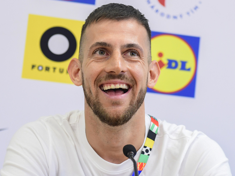 Na snímke slovenský futbalový reprezentant Martin Dúbravka počas tlačovej konferencie 