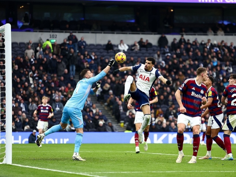 Brankár Martin Dúbravka zasahuje pred Dominicom Solankem