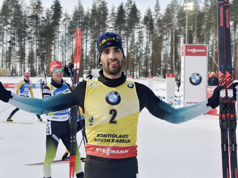 Martin Fourcade oslavuje víťazstvo vo fínskom Kontiolahti