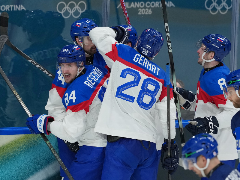 Slovenskí hokejisti oslavujú gól