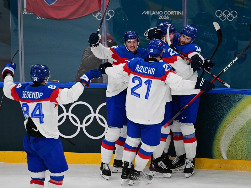 Radosť slovenských hokejistov po góle Martina Gernáta do bránky Švédska