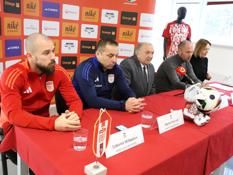 Zľava kapitán MFK Dukla Banská Bystrica Ľubomír Willwéber, hlavný tréner Martin Poljovka, prezident klubu Milan Smädo a športový riaditeľ Jozef Móres