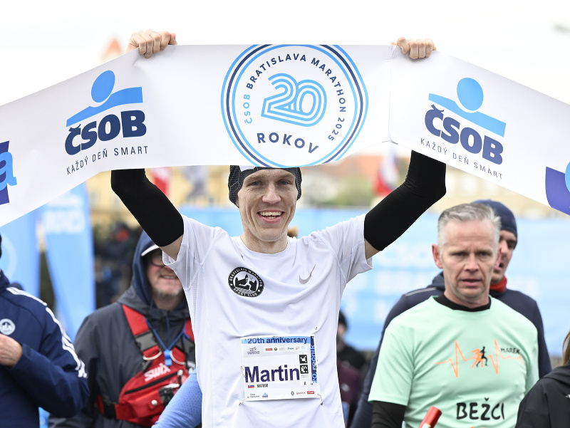 Martin Rusina sa teší z víťazstva v kategórii mužov na jubilejnom 20. ročníku ČSOB Bratislava maratónu v Bratislave