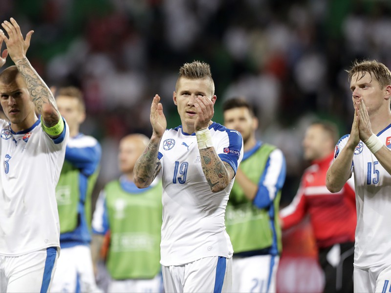 Martin Škrtel, Juraj Kucka a Tomáš Hubočan ďakujú divákom po remíze s Anglickom