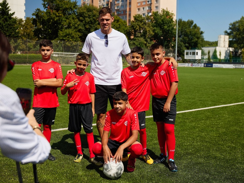 Martin Škrtel s malými futbalistami