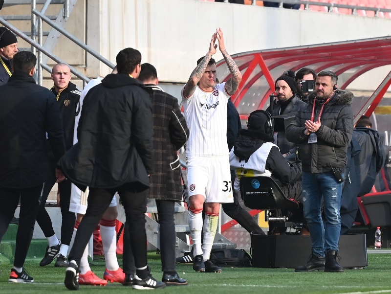 Martin Škrtel ďakuje fanúšikom po tom, čo dostal červenú kartu a zápas nedohral
