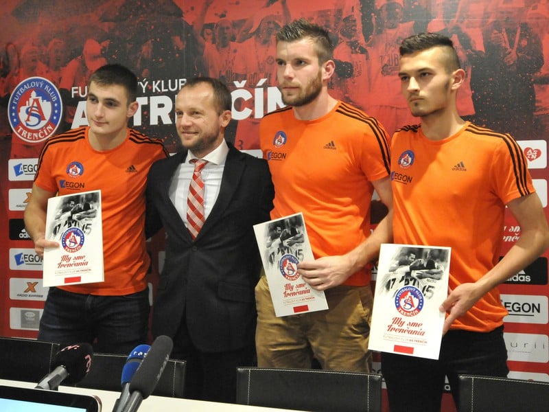 Generálny manažér futbalového mužstva AS Trenčín Róbert Rybníček (druhý zľava) a hráči Matúš Bero (vľavo), Igor Šemrinec 