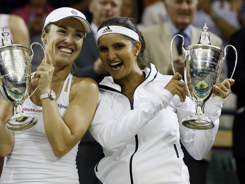 Martina Hingisová (vľavo) a Sania Mirzová po triumfe vo štvorhre