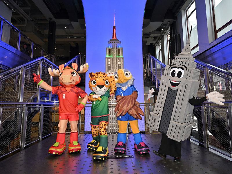 Maskoti futbalových MS 2026 pred Empire State Building
