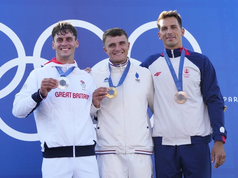 Zľava Adam Burgess, Nicolas Gestin a bronzový Slovák Matej Beňuš na LOH 2024 v Paríži