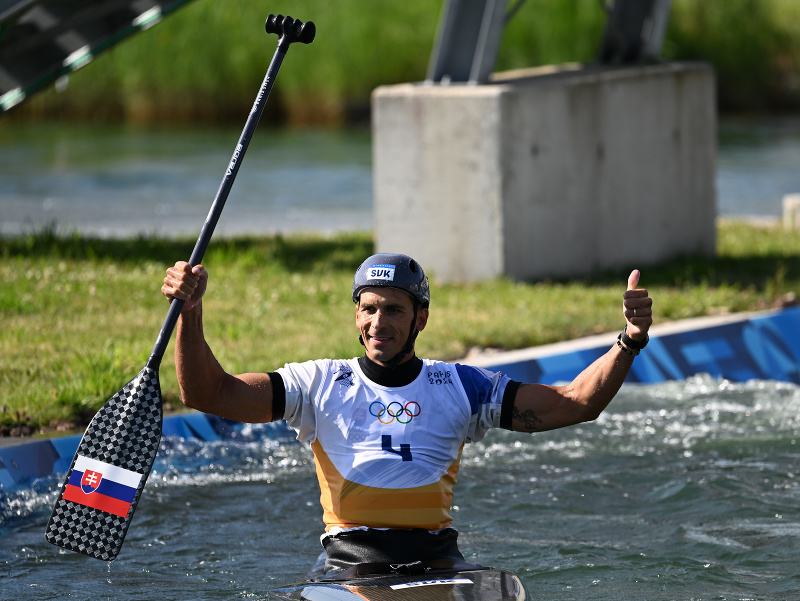 Slovenský vodný slalomár Matej Beňuš oslavuje po tom, ako získal bronz vo finálovej jazde v kategórii C1 mužov počas XXXIII. letných olympijských hier v Paríži
