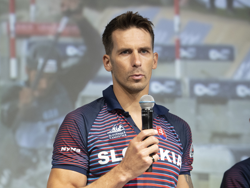 Na snímke slovenský reprezentant vo vodnom slalome Matej Beňuš počas tlačovej konferencie s vodnými slalomármi po zisku miesteniek na OH 2024 v Paríži