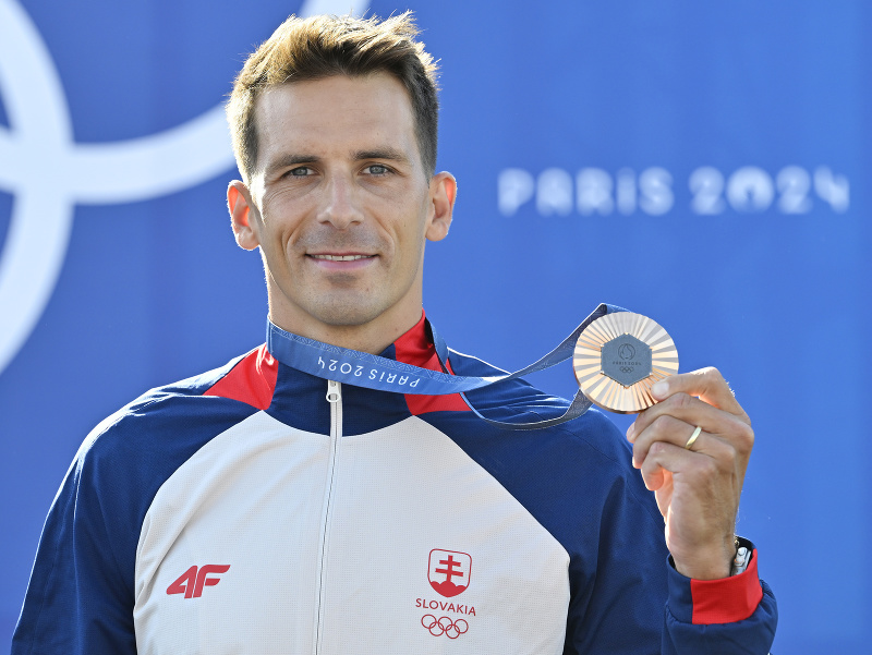 Matej Beňuš pózuje s bronzovou medailou v kategórii C1 mužov po finálovej jazde počas XXXIII. letných olympijských hier v Paríži
