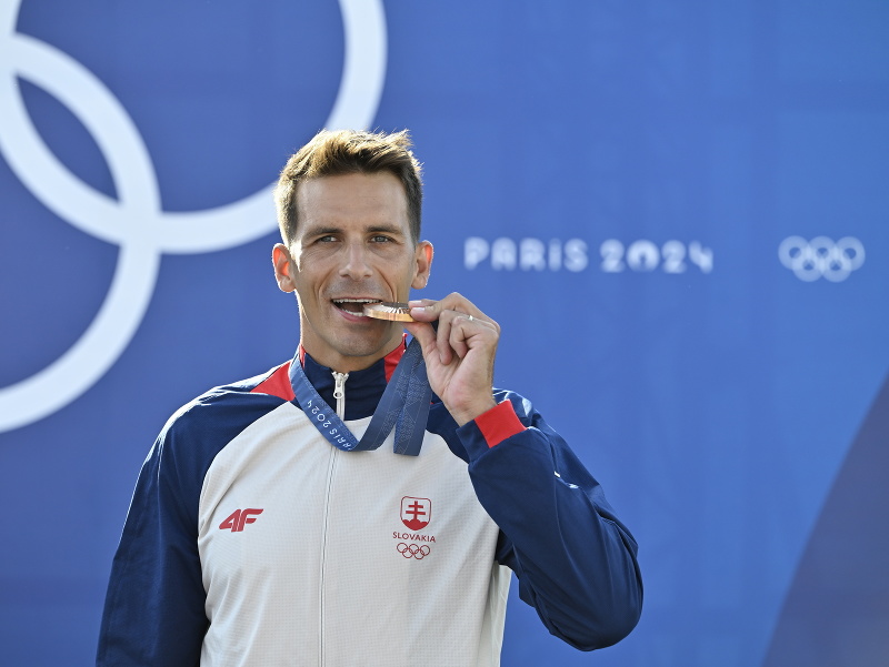 Matej Beňuš pózuje s bronzovou medailou v kategórii C1 mužov po finálovej jazde počas XXXIII. letných olympijských hier v Paríži