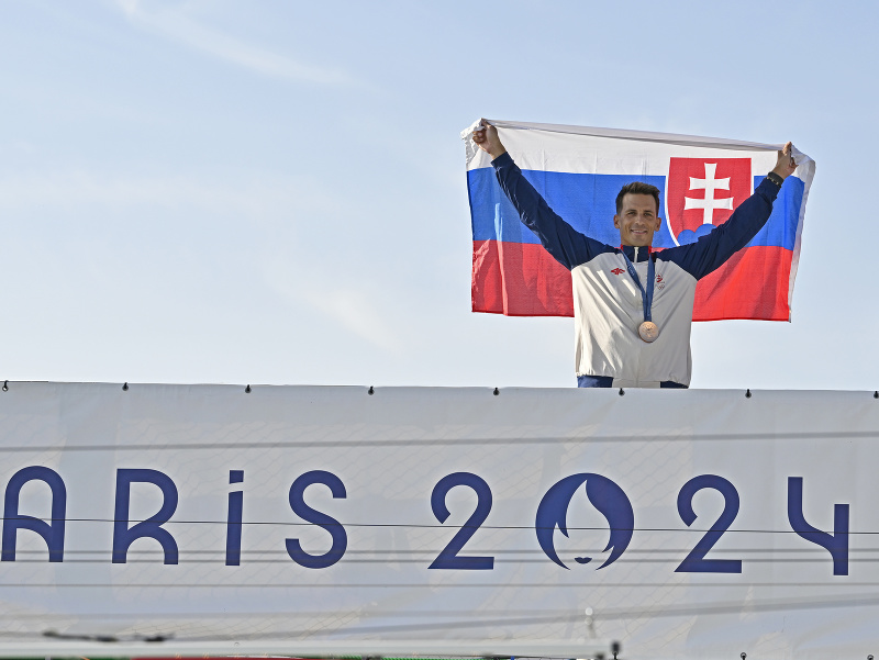 Matej Beňuš pózuje s bronzovou medailou v kategórii C1 mužov po finálovej jazde počas XXXIII. letných olympijských hier v Paríži
