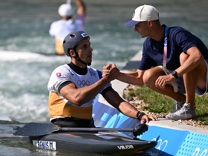 Tréner Matúš Hujsa a slovenský reprezentant Matej Beňuš po zisku bronzovej medaily v súťaži kanoe vo vodnom slalome - C1 muži v rámci XXXIII. letných olympijských hier 2024 v Paríži