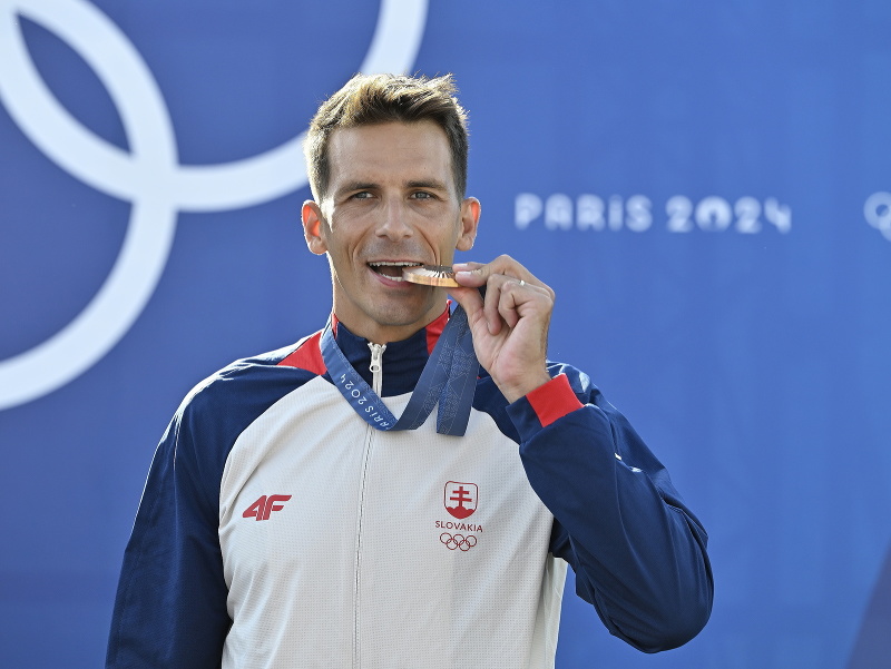 Matej Beňuš pózuje s bronzovou medailou v kategórii C1 mužov po finálovej jazde počas XXXIII. letných olympijských hier v Paríži