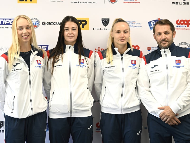 Na snímke sprava kapitán ženskej tenisovej reprezentácie Matej Lipták, Rebecca Šramková, Katarína Kužmová a Nina Vargová počas tlačovej konferencie
