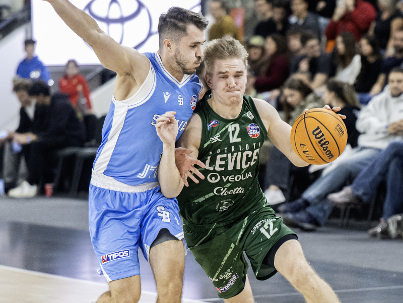 Na snímke zľava Matej Majerčák (Slovan) a Aatu Albert Kivimäki (Levice)