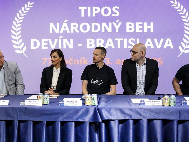 Na snímke zľava generálny riaditeľ TIPOS Michal Hutník, senior brand manažérka Heineken Radoslava Anguš, ambasádor podujatia Matej Tóth, riaditeľ STaRZ a člen organizačného výboru podujatia Ladislav Križan a riaditeľ podujatia Roman Hanzel počas TK
