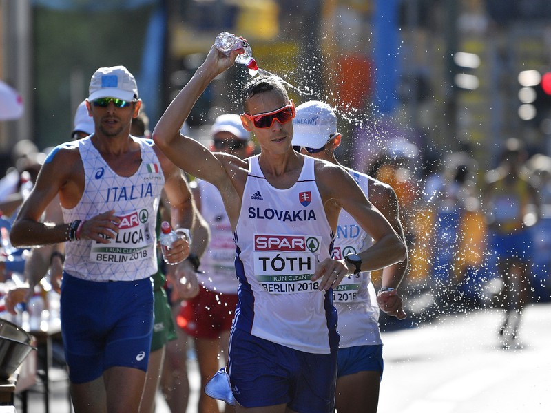 Matej Tóth sa osviežuje vodou v chôdzi mužov na 50 km na ME v atletike v Berlíne