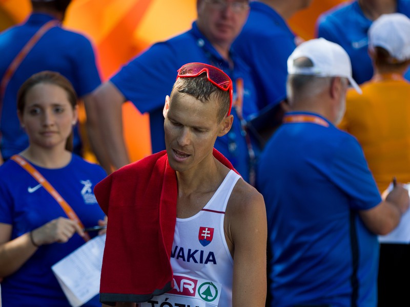 Slovenský chodec Matej Tóth v cieli pretekov v chôdzi mužov na 50 km na ME v atletike v Berlíne