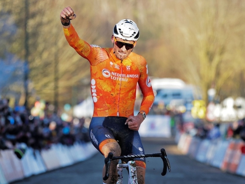 Holanďan Mathieu van der Poel sa stal siedmykrát v kariére majstrom sveta v cyklokrose.