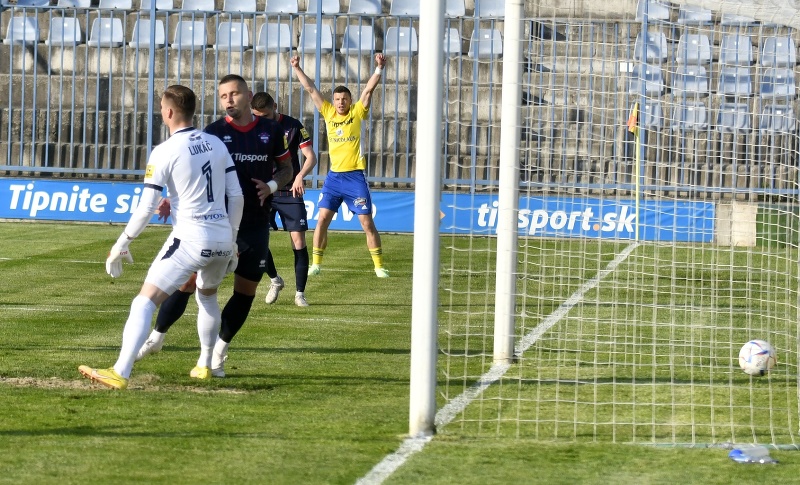 Na snímke vľavo brankár Patrik Lukáč (Zlaté Moravce) inkasuje prvý vlastný gól a vpravo sa teší Matúš Marcin (Michalovce)