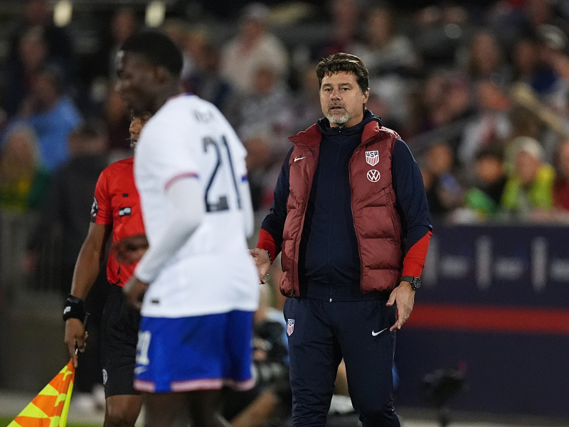  Mauricio Pochettino diriguje amerického reprezentanta Timothyho Weaha