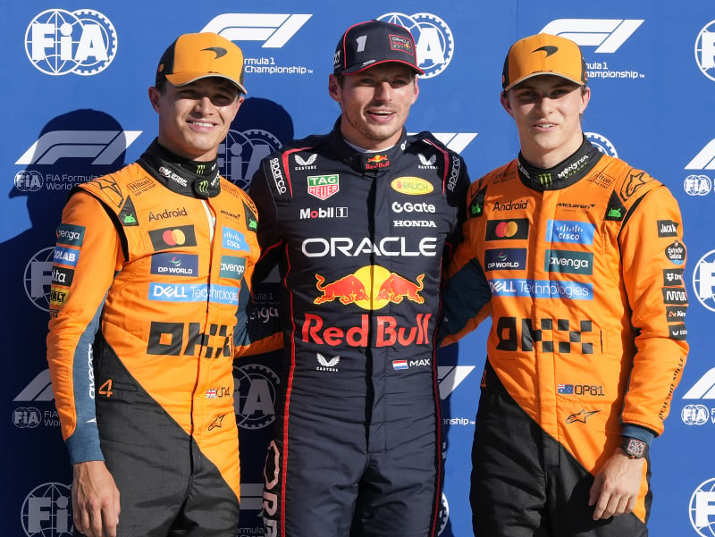 Na snímke zľava Lando Norris, Max Verstappen a Oscar Piastri 