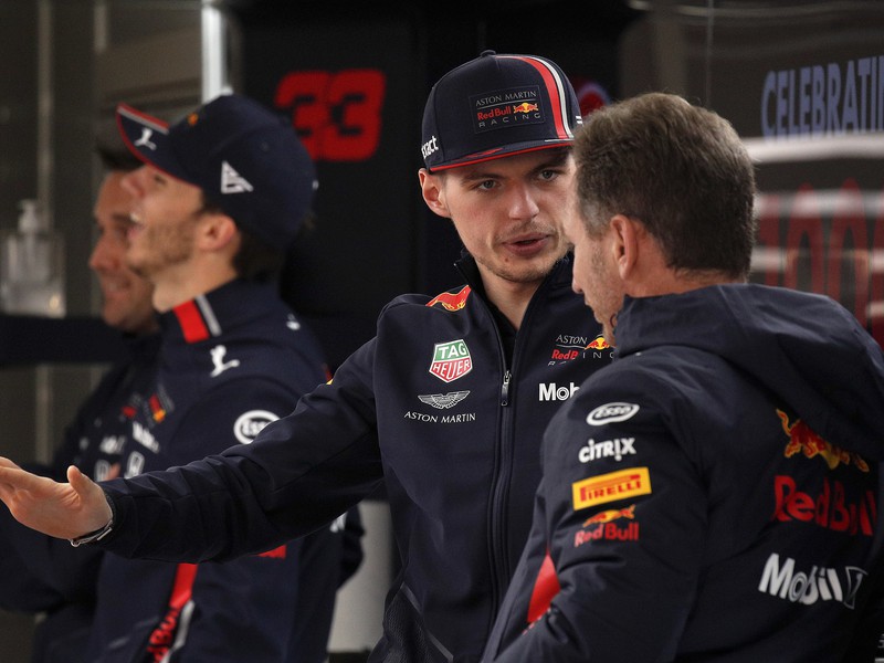 Holanďan Max Verstappen (v strede) v rozhovore so svojím šéfom Christianom Hornerom v boxe tímu Red Bull Racing