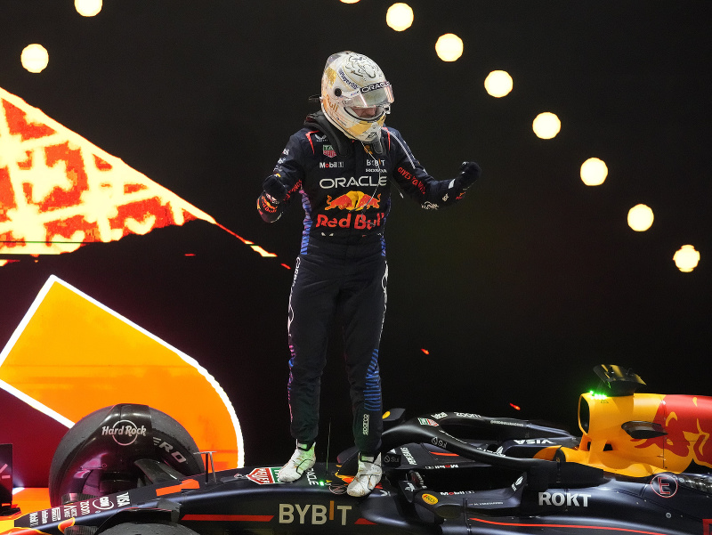 Holandský pilot F1 Max Verstappen z Red Bullu oslavuje víťazstvo na Veľkej cene Kataru