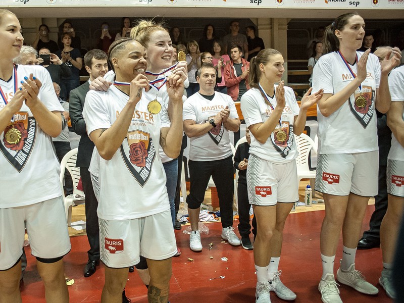 Basketbalistky MBK Ružomberok sa tešia z titulu