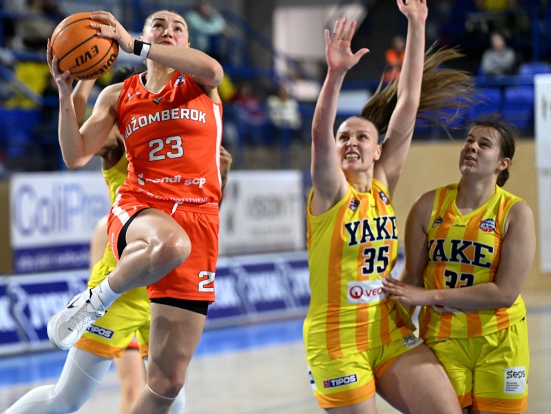 Na snímke zľava Oľha Jackovecová (MBK Ružomberok)  a Nataša Kaňuchová a Nela Čatlošová  (obe Young Angels)