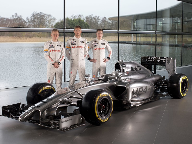 Jazdci McLarenu s novým monopostom MP4-29. Zľava Kevin Magnussen, Jenson Button a testovací jazdec Stoffel Vandoorne.