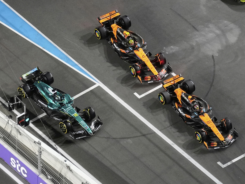 Oscar Piastri, Lando Norris a Lance Stroll v boxoch počas druhého tréningu na VC Saudskej Arábie