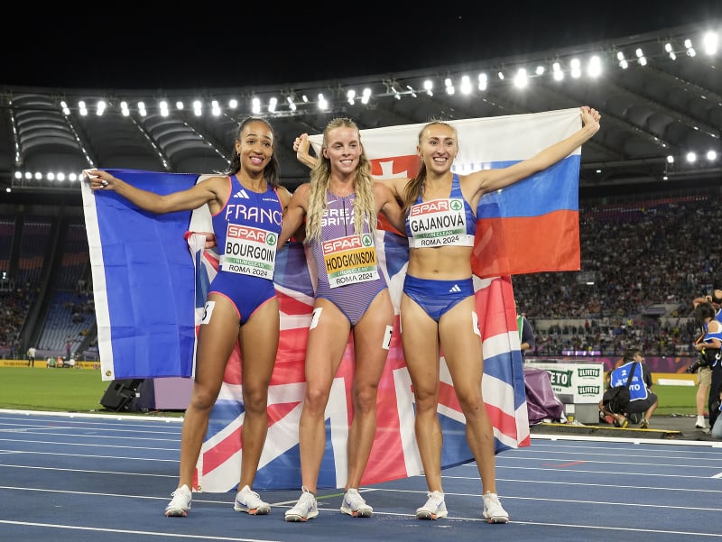 Zľava bronzová Anais Bourgoin, zlatá Keely Hodgkinson a strieborná Gabriela Gajanová