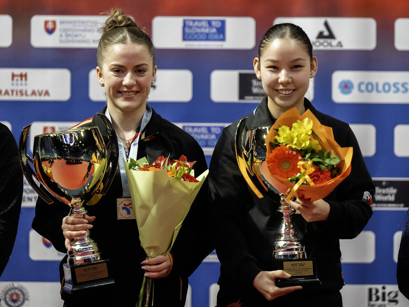 Majsterky Európy v stolnom tenise do 21. rokov zľava Maria Grieselová (Nemecko) a Anna Hurseyová (Wales)