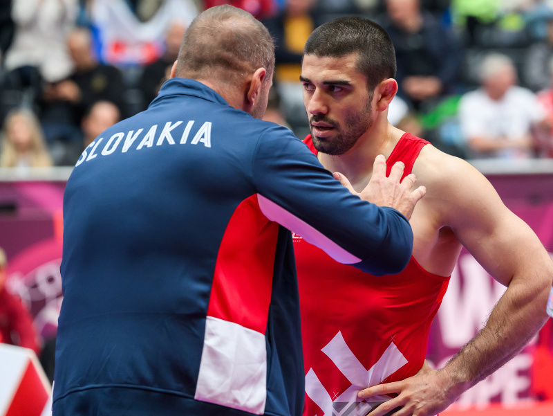 Na snímke sprava slovenský zápasník Akhsarbek Gulajev a francúzsky zápasník Zelimkhan Khadjiev
