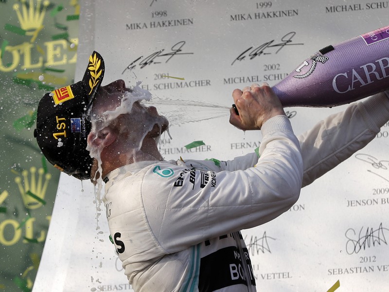 Na snímke fínsky pilot formuly 1 Valtteri Bottas z tímu Mercedes oslavuje víťazstvo vo Veľkej cene Austrálie