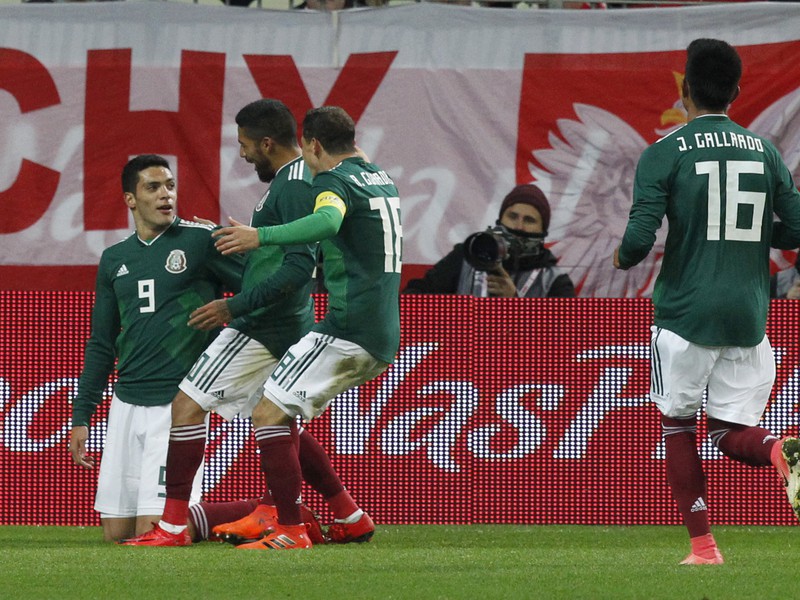 Futbalisti Mexika oslavujú strelený gól