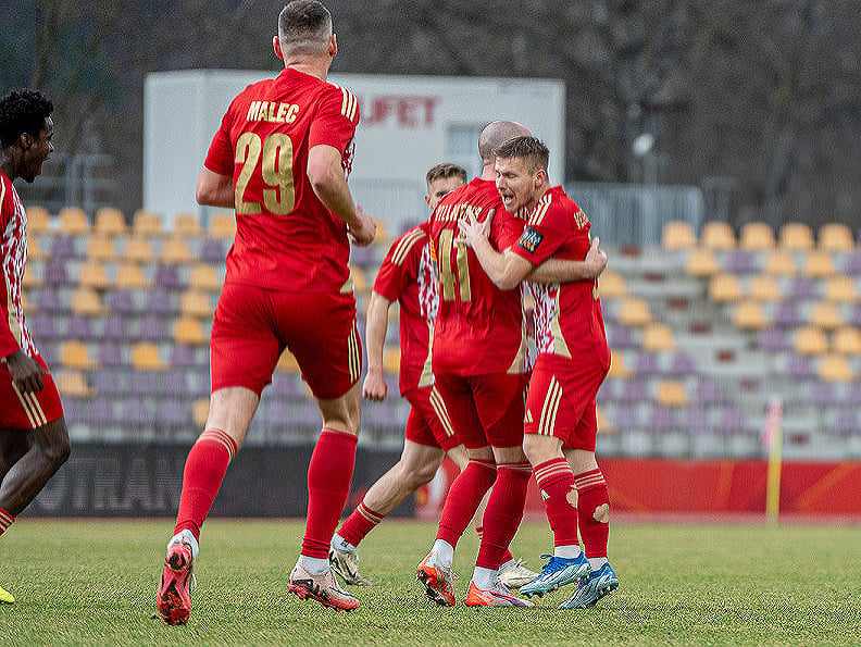 Hráči tímu MFK Dukla Banská Bystrica a ich gólová radosť