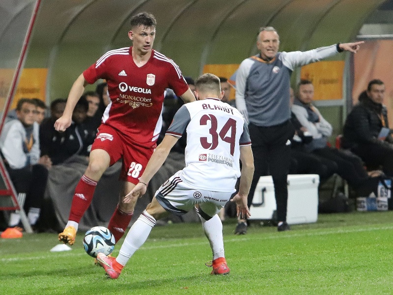 Na snímke zľava Marián Pišoja (Banská Bystrica) a Patrik Blahút (Podbrezová) bojujú o loptu 
