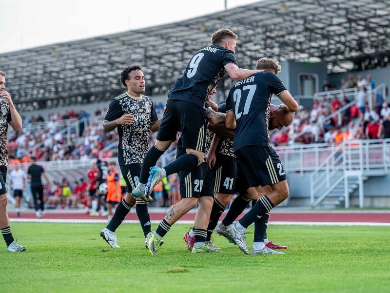Hráči MFK Dukla Banská Bystrica oslavujú gól
